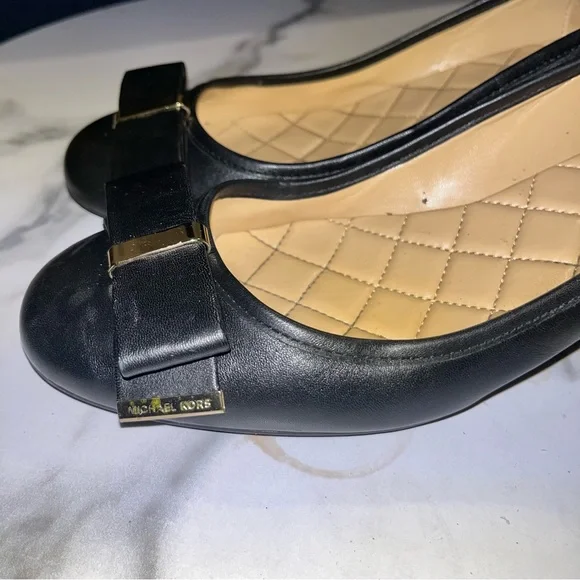 Michael Kors Black Leather Kiara Mid PumpHeels with Gold Tone Hardware sz 10 - Picture 5 of 9